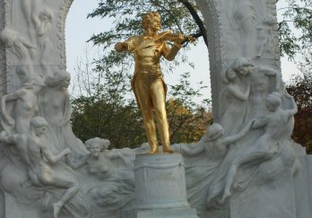 施特劳斯金色雕像图片